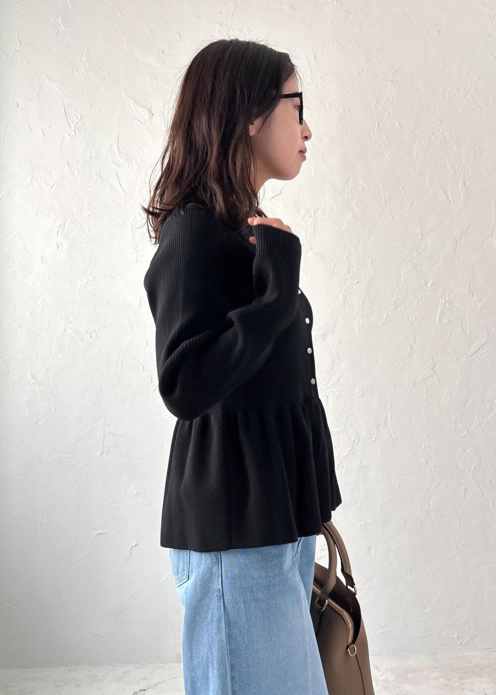 ブルー系のデニムパンツ、イエロー系のパンプス、ベージュ系のボストンバッグを着用したレディースの夏コーディネートの8枚目の写真