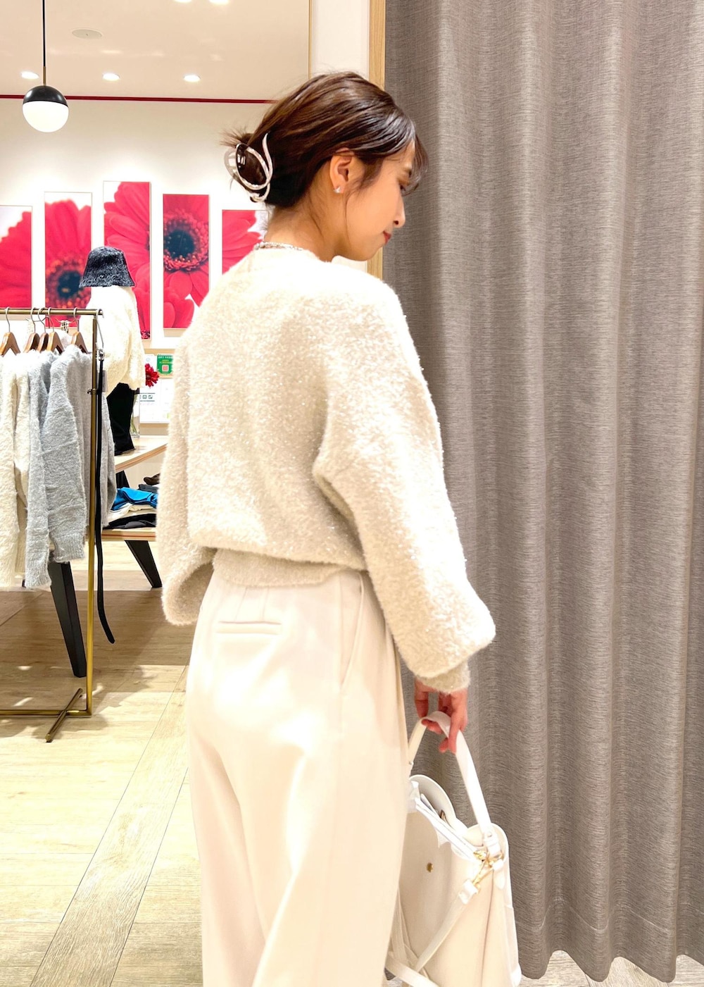 シルバー系のパンプス、ベージュ系のニット/セーター、ホワイト系のスラックスを着用したレディースの冬コーディネートの7枚目の写真