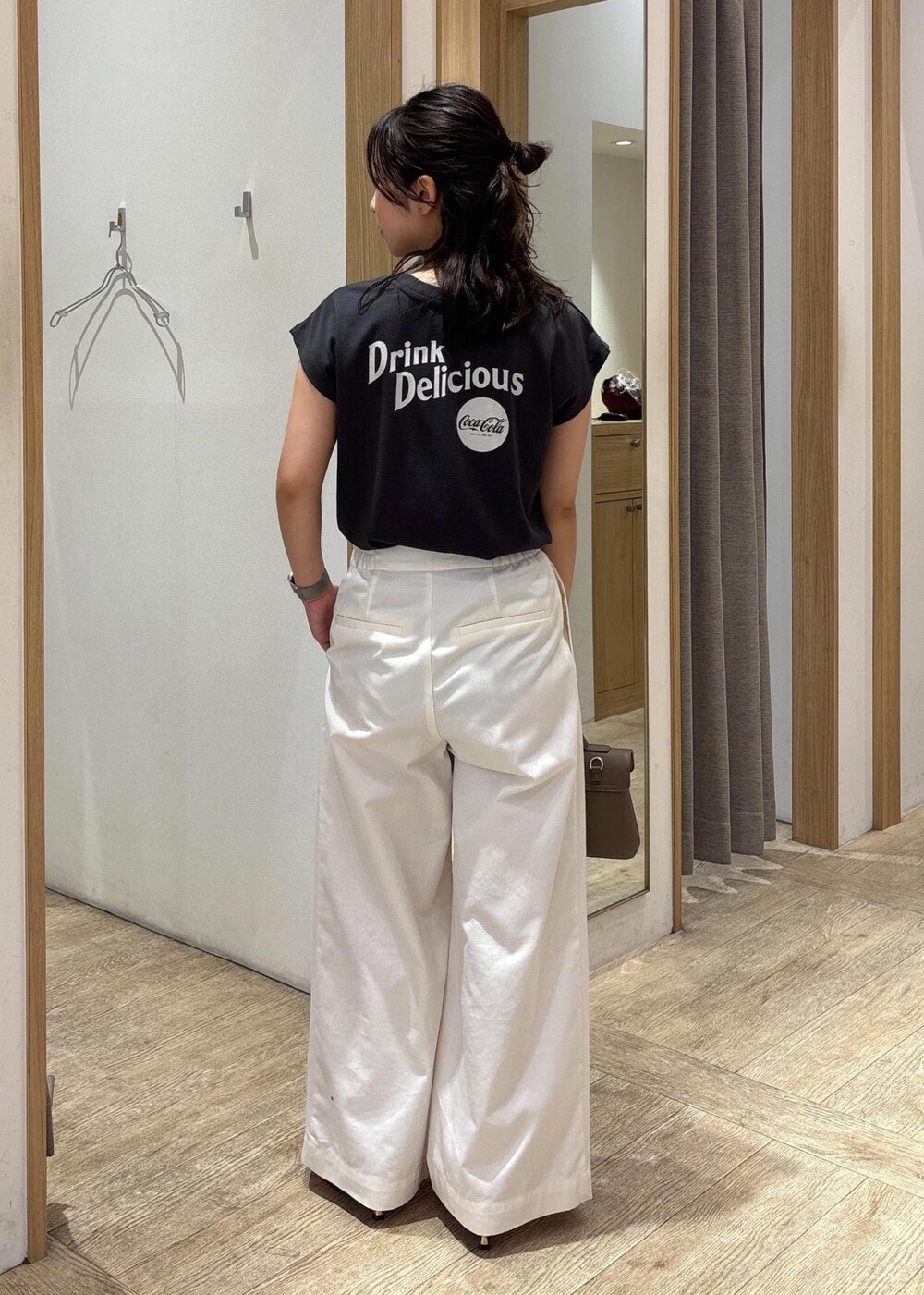 ベージュ系のショルダーバッグ、レッド系のサンダル、ホワイト系のその他パンツを着用したレディースの夏コーディネートの3枚目の写真