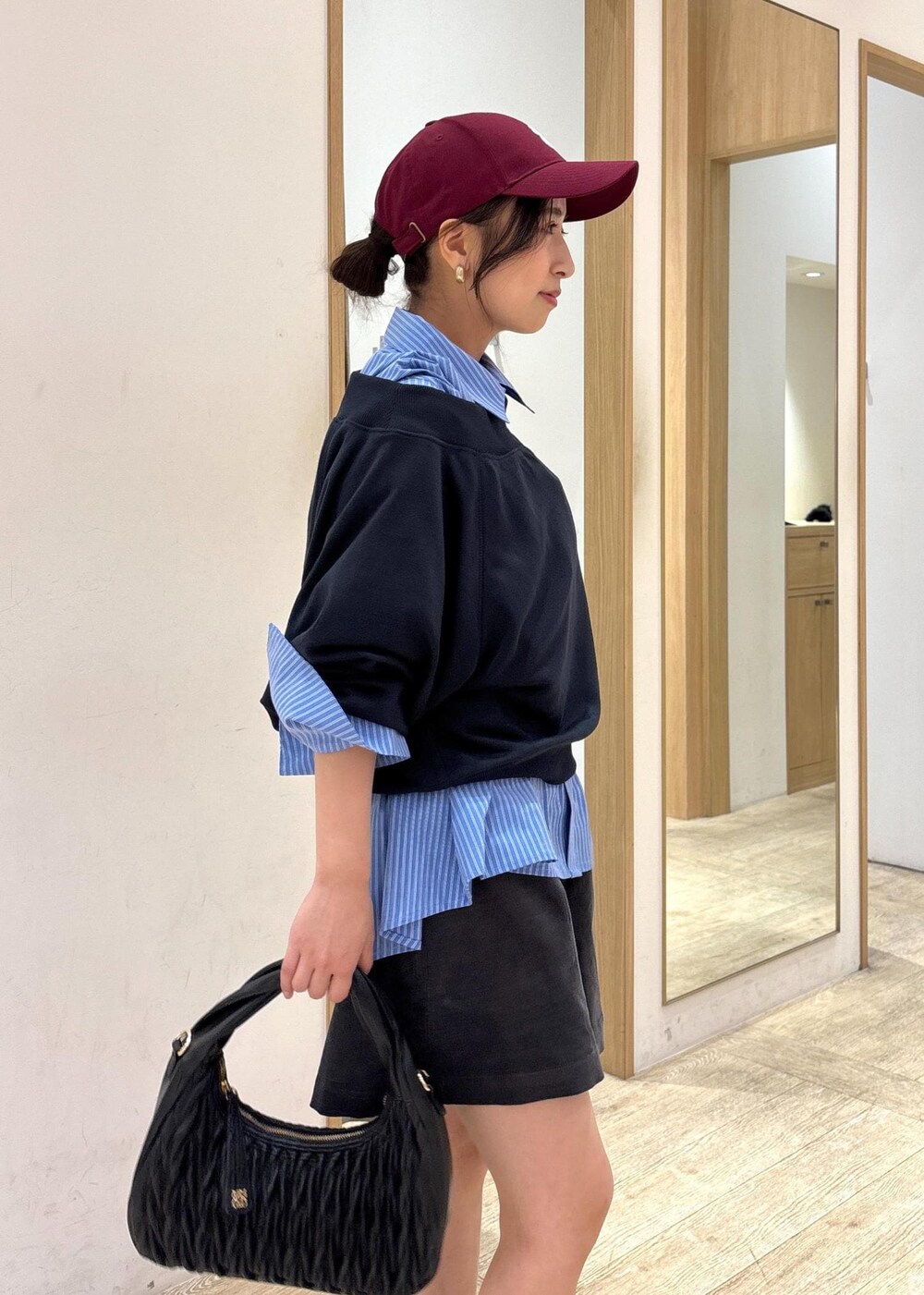 ブラック系のブーツ、ブルー系のシャツ/ブラウス、ブルー系のスウェットを着用したレディースの秋コーディネートの6枚目の写真