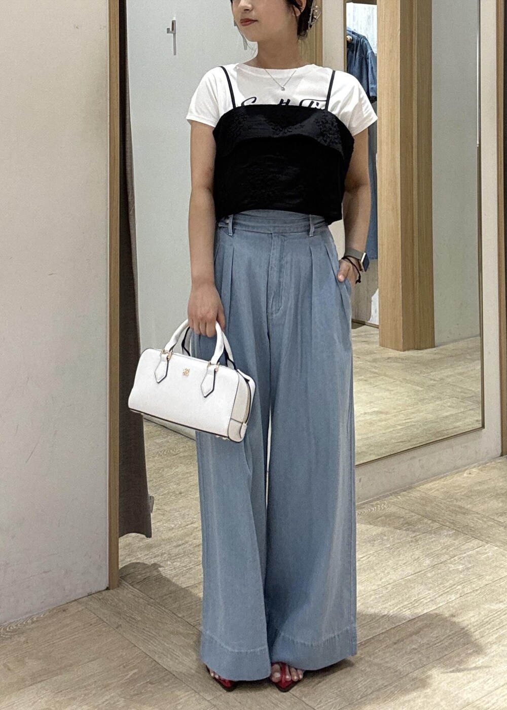 レッド系のサンダル、ブラック系のキャミソール、ホワイト系のTシャツ/カットソーを着用したレディースの夏コーディネートの2枚目の写真