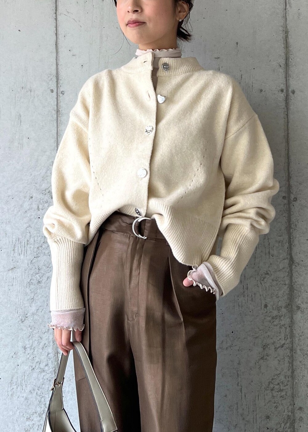 「ワイドパンツ、ウエストマーク、24AW冬の新作、24AW20、Wsweater_pickup、W雑貨_pickup、秋コーデ、初冬コーデ、冬コーデ、お出かけコーデ、旅行コーデ、推し活コーデ、大人カジュアル、パンツスタイル、体型カバー」｜「Juzeのタンクソールサイドニットブーツ（ブーツ、ホワイト系）」を使った、スズさん（レディース・152cm）の冬コーディネートの6枚目の写真