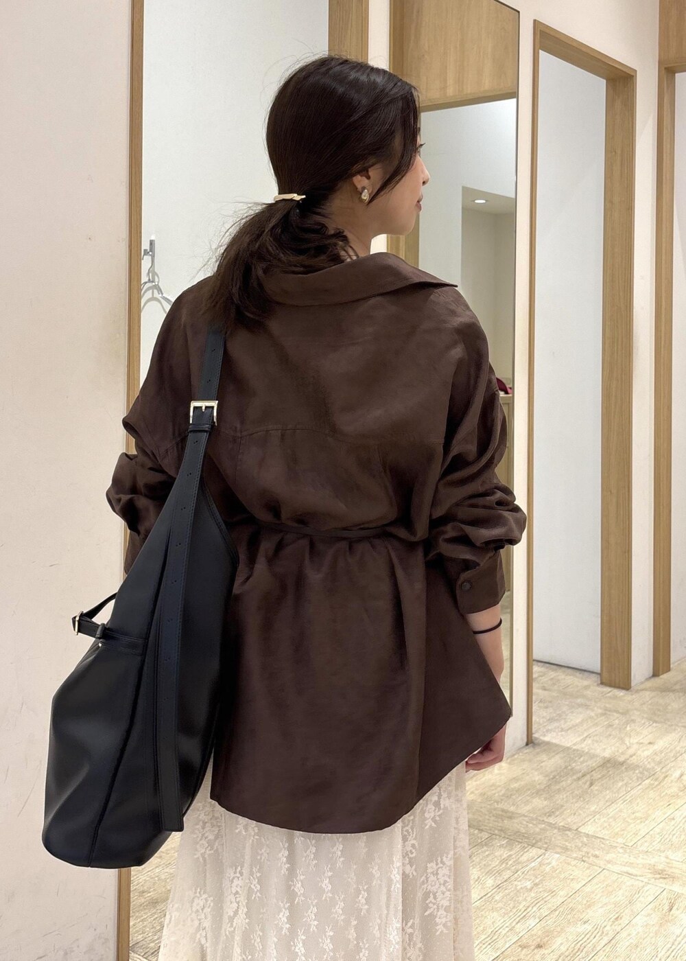 ブラック系のショルダーバッグ、ベージュ系のローファー、ブラウン系のシャツ/ブラウスを着用したレディースの秋コーディネートの7枚目の写真