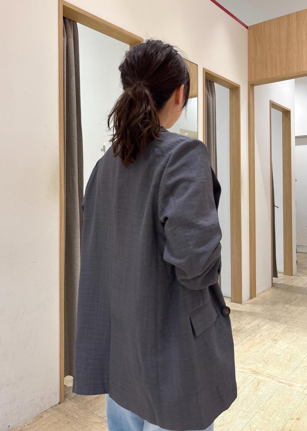 グレー系のショルダーバッグ、レッド系のサンダル、ホワイト系のTシャツ/カットソーを着用したレディースの夏コーディネートの7枚目の写真