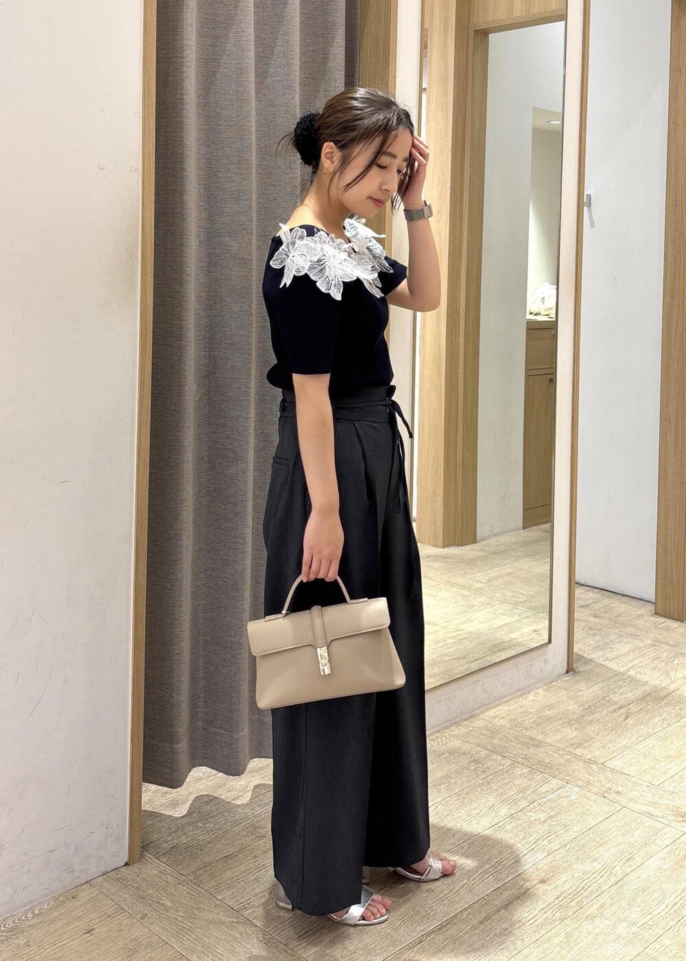 ベージュ系のショルダーバッグ、グレー系のその他パンツ、シルバー系のサンダルを着用したレディースの夏コーディネートの2枚目の写真