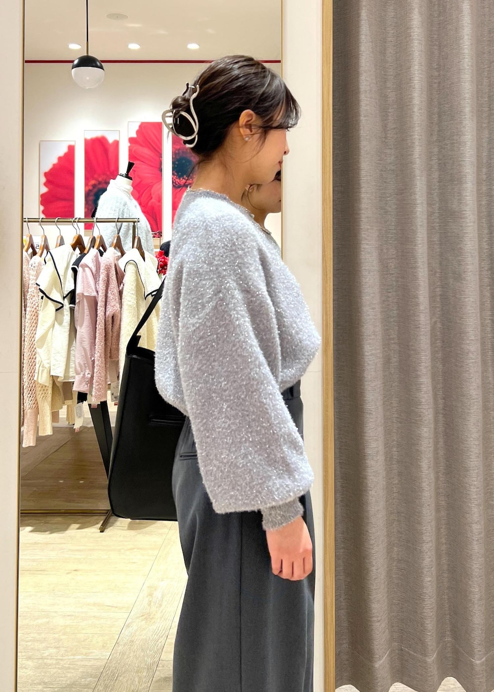ブラック系のパンプス、グレー系のニット/セーター、グレー系のその他パンツを着用したレディースの冬コーディネートの7枚目の写真