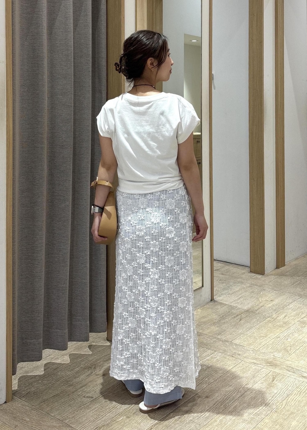 イエロー系のショルダーバッグ、ホワイト系のサンダル、ブルー系のその他パンツを着用したレディースの春コーディネートの3枚目の写真