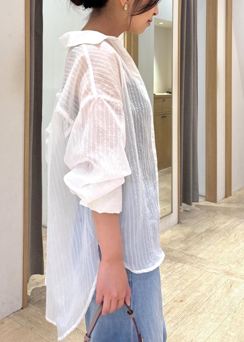 ベージュ系のショルダーバッグ、ブラック系のローファー、ブラウン系のキャミソールを着用したレディースの秋コーディネートの7枚目の写真