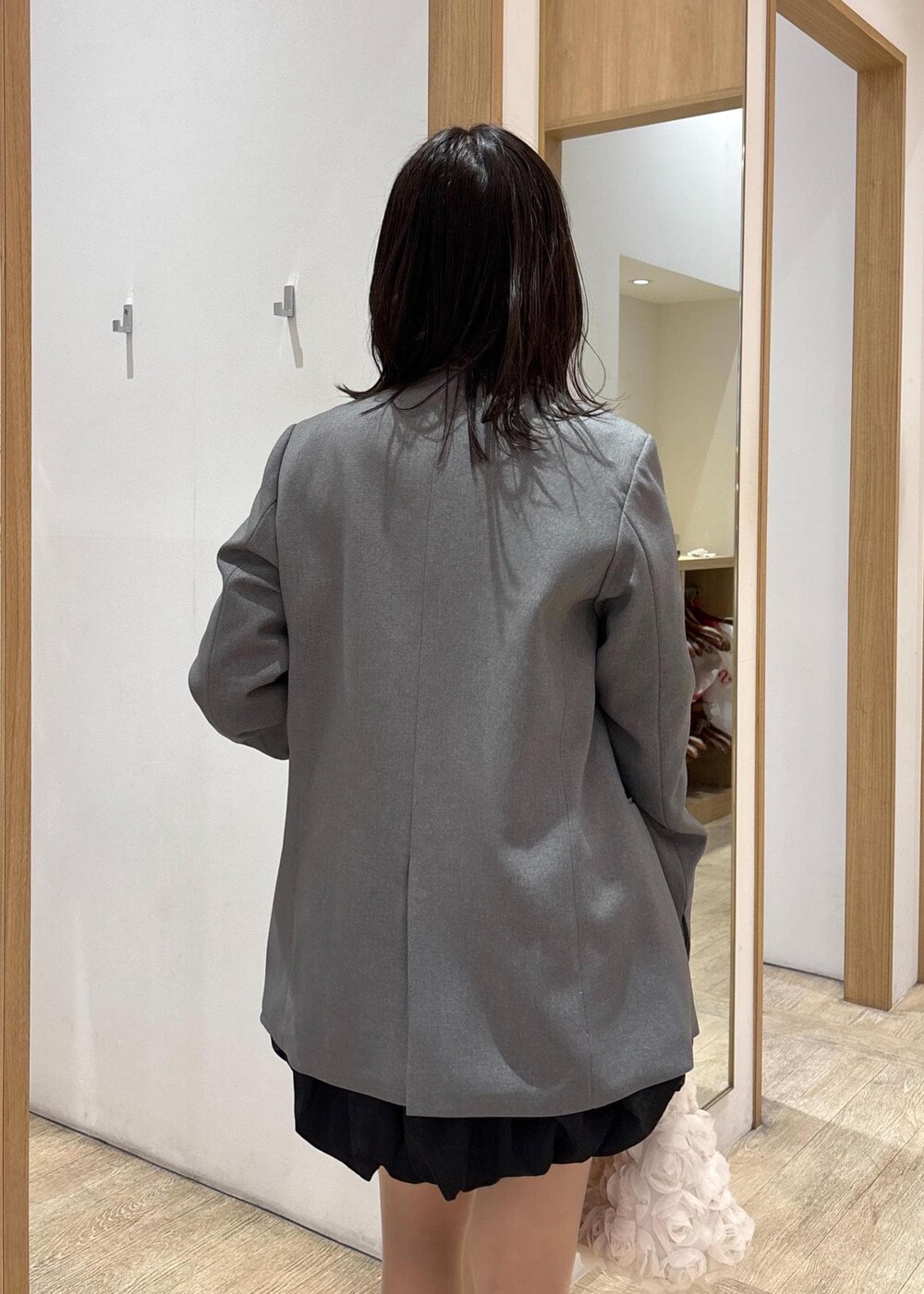 グレー系のテーラードジャケット、ブラック系のローファー、ブラック系のスカートを着用したレディースの春コーディネートの8枚目の写真