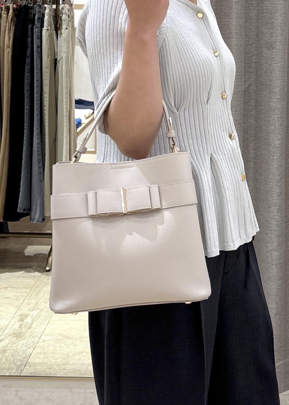 グレー系のその他パンツ、ブラック系のサンダル、ブルー系のカーディガン/ボレロを着用したレディースの夏コーディネートの9枚目の写真