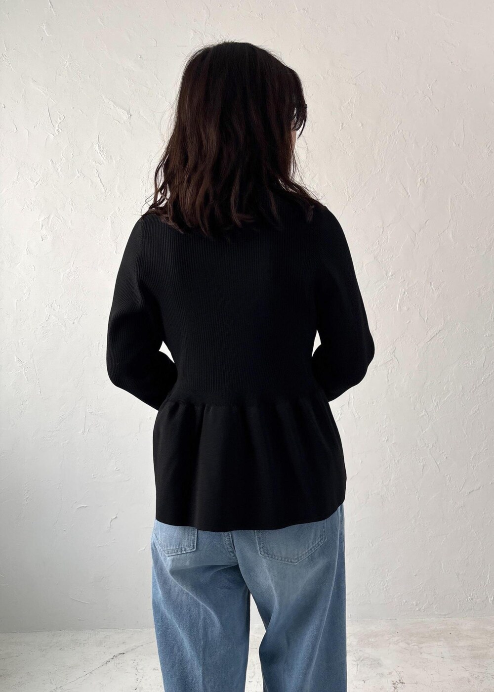 ブルー系のデニムパンツ、イエロー系のパンプス、ベージュ系のボストンバッグを着用したレディースの夏コーディネートの7枚目の写真