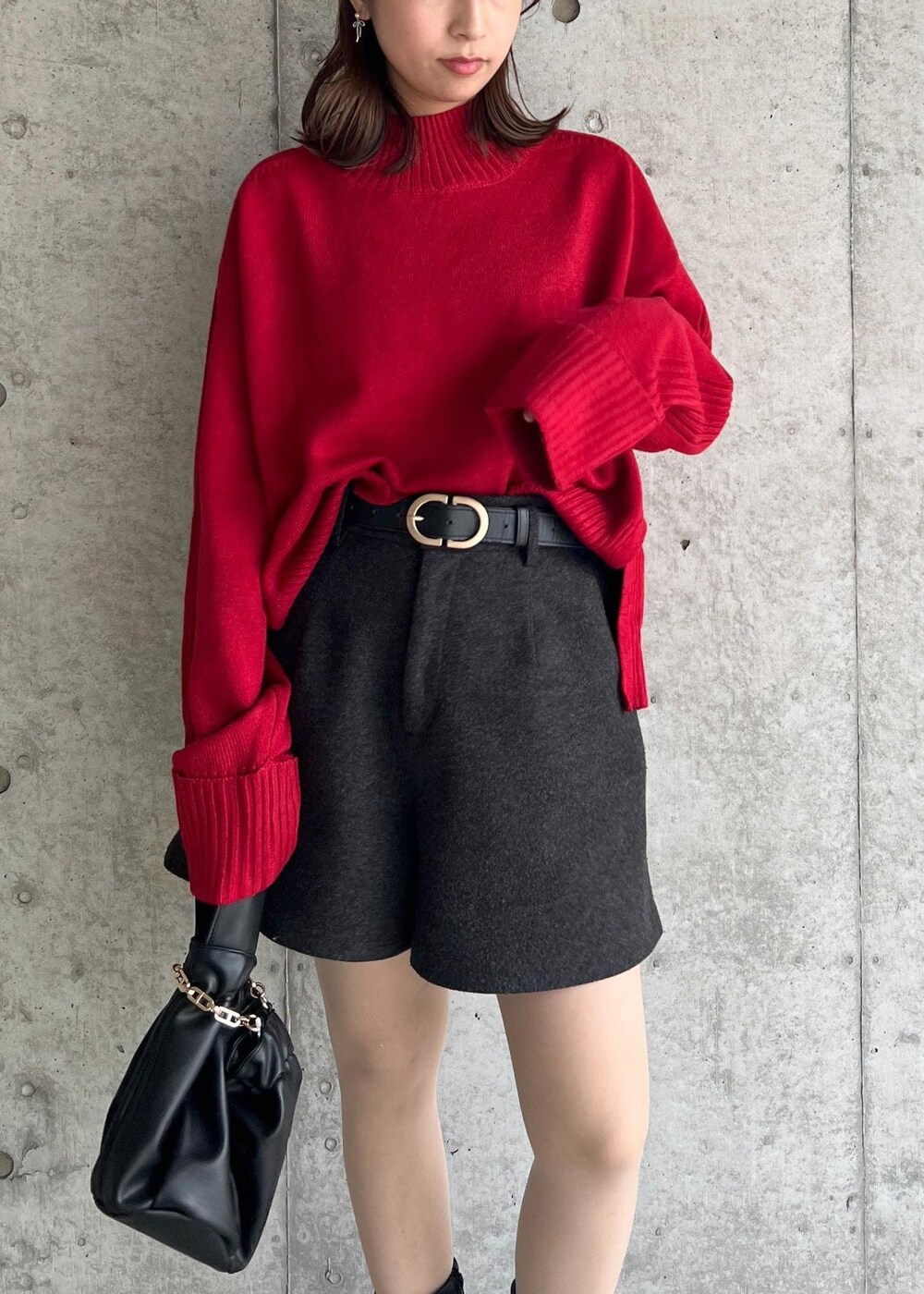 ブラック系のハンドバッグ、グレー系のその他パンツ、ブラック系のブーツを着用したレディースの秋コーディネートの6枚目の写真