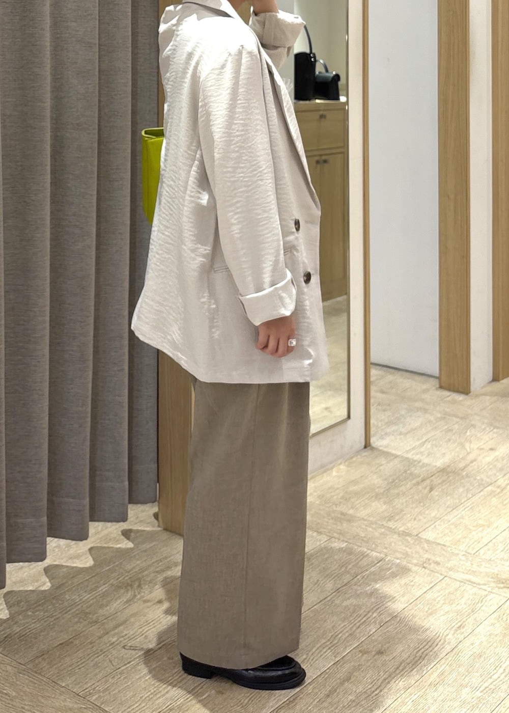 ブラック系のローファー、ベージュ系のその他パンツ、ホワイト系のテーラードジャケットを着用したレディースの春コーディネートの10枚目の写真