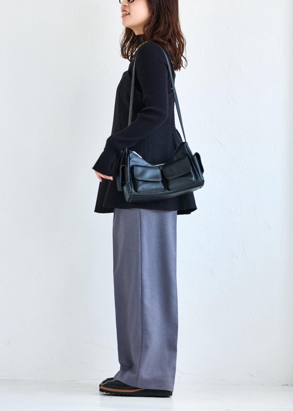 ブラック系のローファー、ブラック系のキャミソール、グレー系のスラックスを着用したレディースの夏コーディネートの2枚目の写真