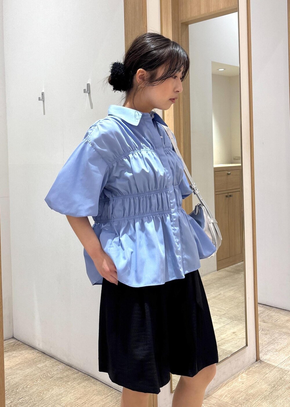 「ハーフパンツ、バミューダパンツ、25SS夏の新作、初夏コーデ、夏コーデ、デートコーデ、お出かけコーデ、旅行コーデ、推し活コーデ、女子会コーデ、韓国ファッション、大人カジュアル、パンツスタイル、カジュアルコーデ、VIS」｜「Juzeのリボンヒールパンプス（パンプス、ブラック系）」を使った、スズさん（レディース・152cm）の春コーディネートの6枚目の写真