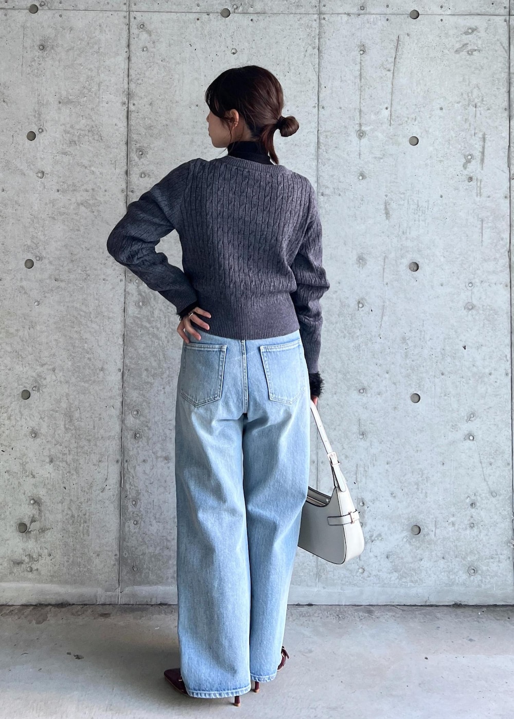 レッド系のパンプス、グレー系のカーディガン/ボレロ、ブラック系のニット/セーターを着用したレディースの冬コーディネートの4枚目の写真