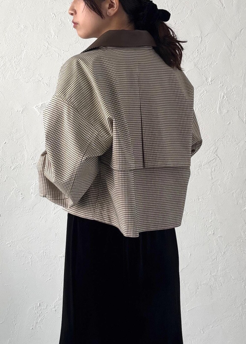 ホワイト系のショルダーバッグ、ホワイト系のTシャツ/カットソー、ホワイト系のパンプスを着用したレディースの夏コーディネートの7枚目の写真