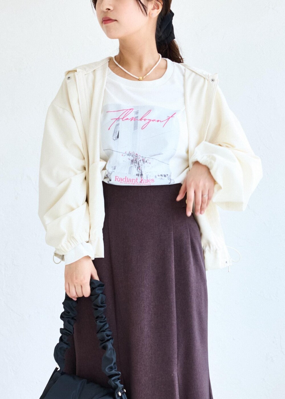 ホワイト系のショルダーバッグ、ブラウン系のスカート、ホワイト系のTシャツ/カットソーを着用したレディースの夏コーディネートの6枚目の写真