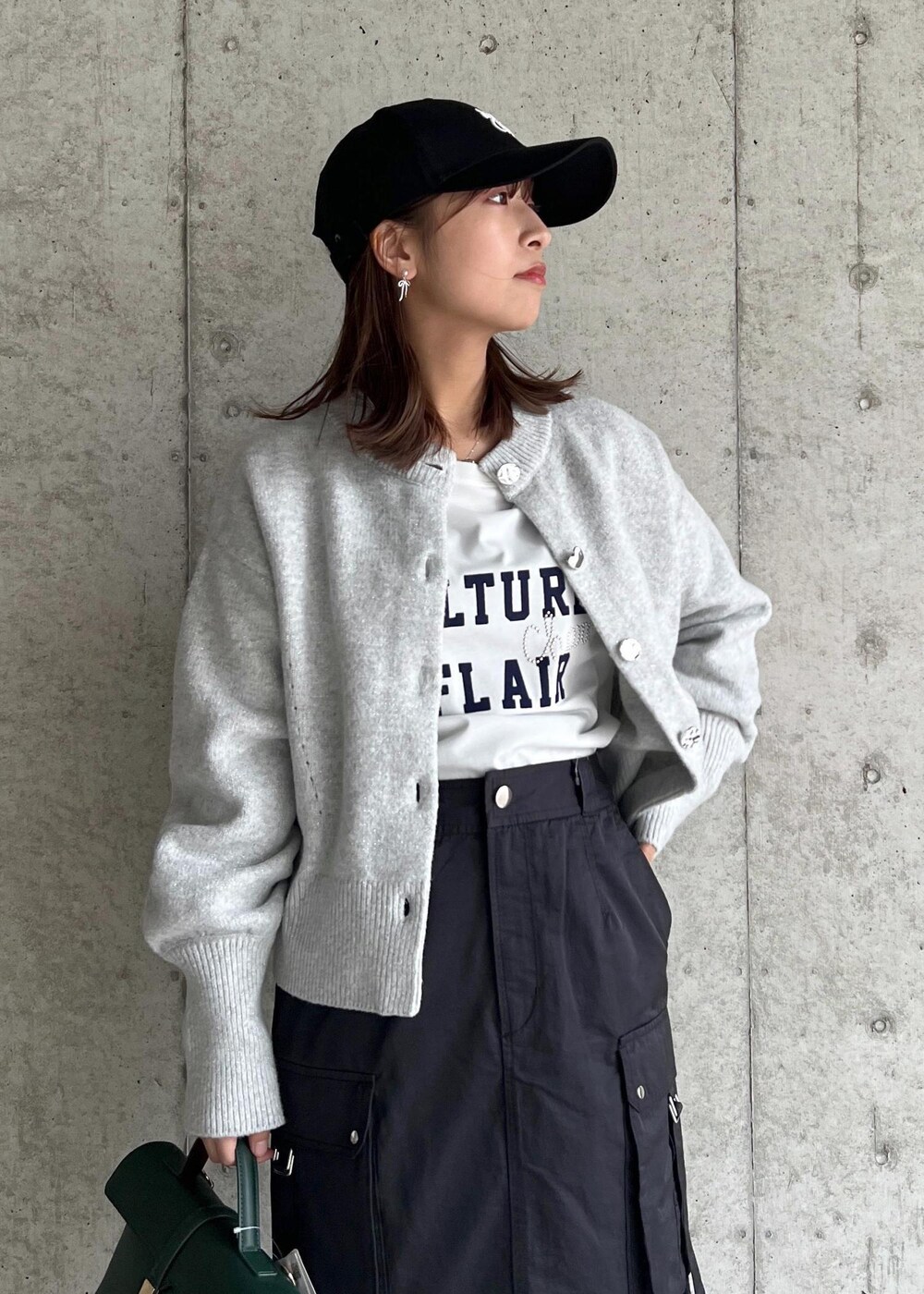 「タイトスカート、カーゴスカート、24AW秋の新作、ウエストマーク、WM羽織_pickup、Wshoes&bag_pickup、W雑貨_pickup、初秋コーデ、秋コーデ、お出かけコーデ、旅行コーデ、女子会コーデ、ストリート、大人カジュアル、スカートスタイル」｜「VISのロゴマーク刺繍キャップ（キャップ、ブラック系）」を使った、スズさん（レディース・152cm）の秋コーディネートの7枚目の写真