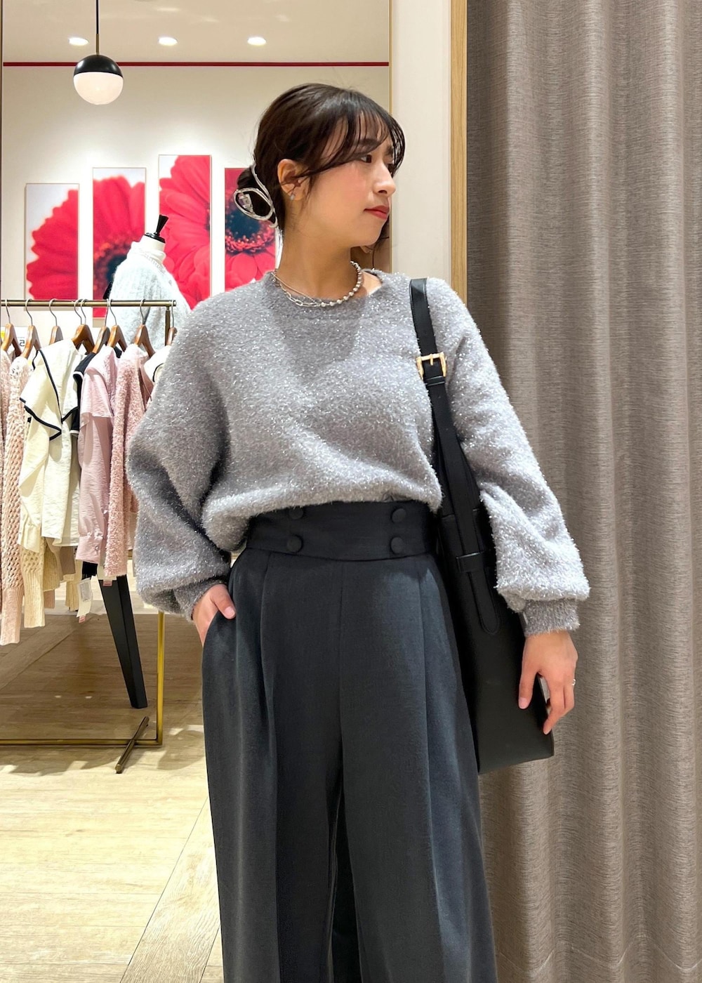 ブラック系のパンプス、グレー系のニット/セーター、グレー系のその他パンツを着用したレディースの冬コーディネートの6枚目の写真