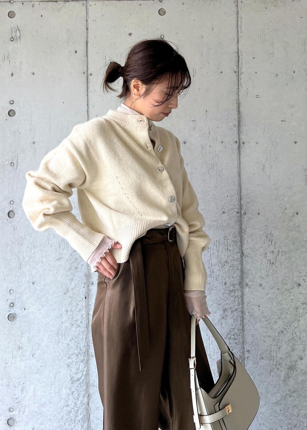 「ワイドパンツ、ウエストマーク、24AW冬の新作、24AW20、Wsweater_pickup、W雑貨_pickup、秋コーデ、初冬コーデ、冬コーデ、お出かけコーデ、旅行コーデ、推し活コーデ、大人カジュアル、パンツスタイル、体型カバー」｜「Juzeのタンクソールサイドニットブーツ（ブーツ、ホワイト系）」を使った、スズさん（レディース・152cm）の冬コーディネートの8枚目の写真