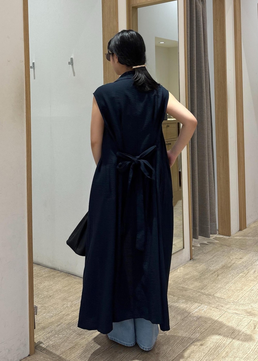 「インナー、ジレ、ロングジレ、25SS夏の新作、初夏コーデ、夏コーデ、デートコーデ、お出かけコーデ、旅行コーデ、女子会コーデ、大人カジュアル、パンツスタイル、カジュアルコーデ、ヘルシーコーデ、シンプルコーデ」｜「VISの18mm幅ニュアンス変形ベルト（ベルト、ブラック系）」を使った、スズさん（レディース・152cm）の春コーディネートの4枚目の写真