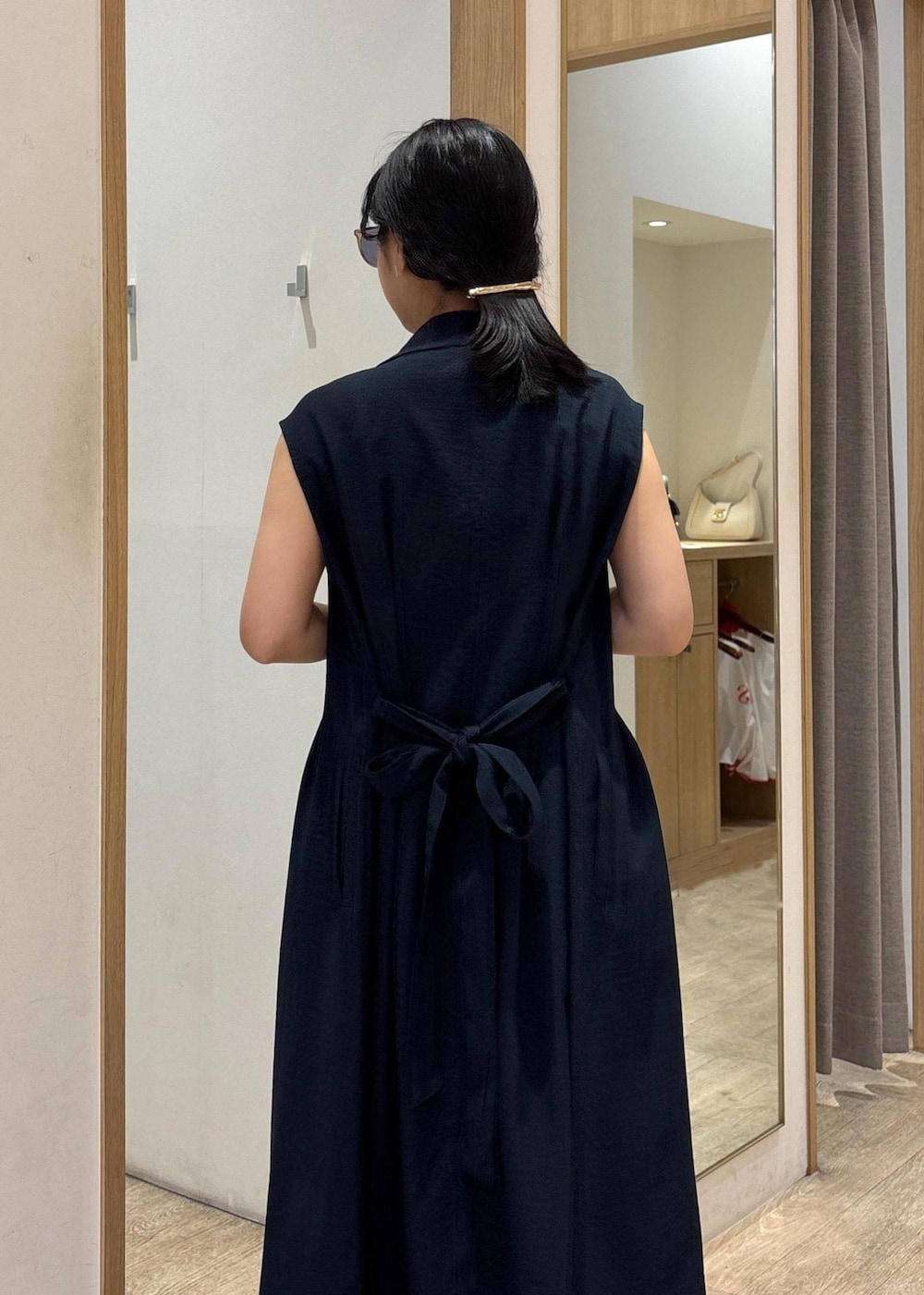 「インナー、ジレ、ロングジレ、25SS夏の新作、初夏コーデ、夏コーデ、デートコーデ、お出かけコーデ、旅行コーデ、女子会コーデ、大人カジュアル、パンツスタイル、カジュアルコーデ、ヘルシーコーデ、シンプルコーデ」｜「VISの18mm幅ニュアンス変形ベルト（ベルト、ブラック系）」を使った、スズさん（レディース・152cm）の春コーディネートの8枚目の写真