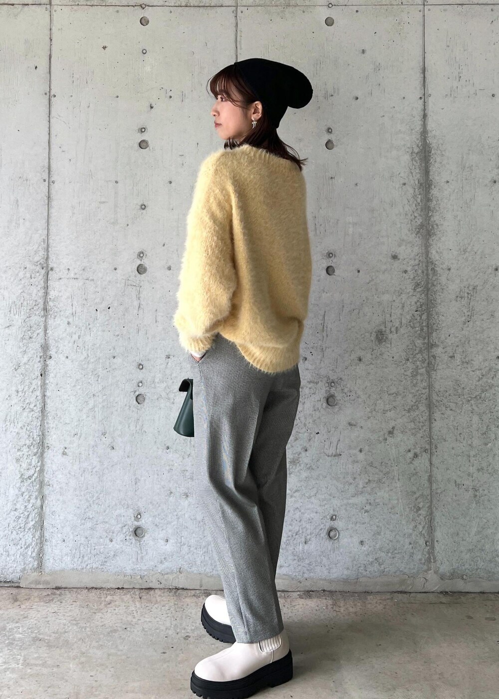 ホワイト系のブーツ、イエロー系のニット/セーター、ホワイト系のTシャツ/カットソーを着用したレディースの秋コーディネートの3枚目の写真