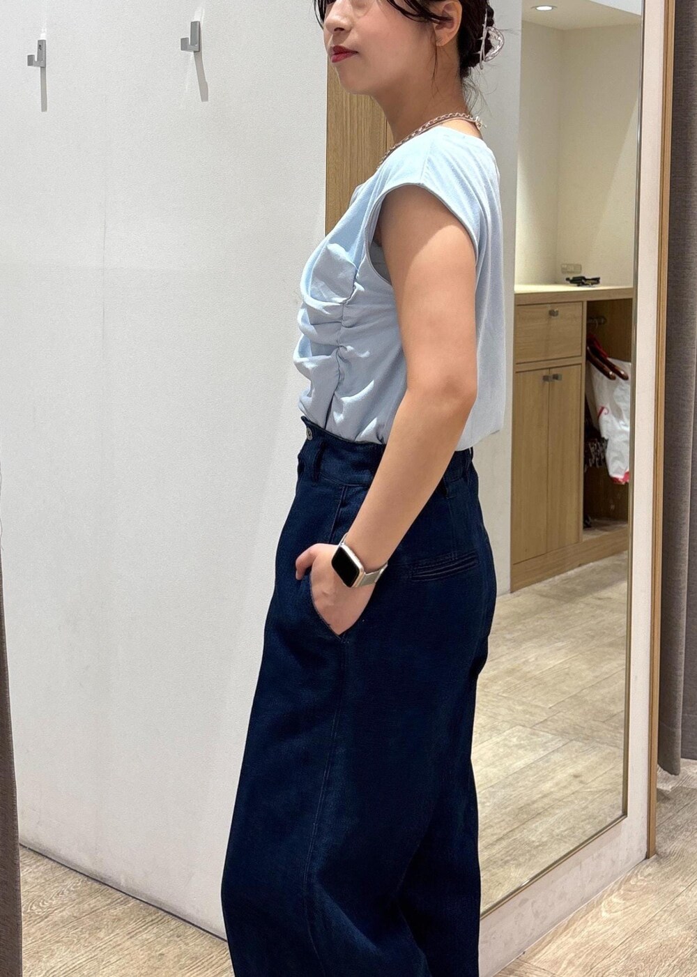 ベージュ系のショルダーバッグ、ブラック系のサンダル、ブルー系のTシャツ/カットソーを着用したレディースの夏コーディネートの9枚目の写真