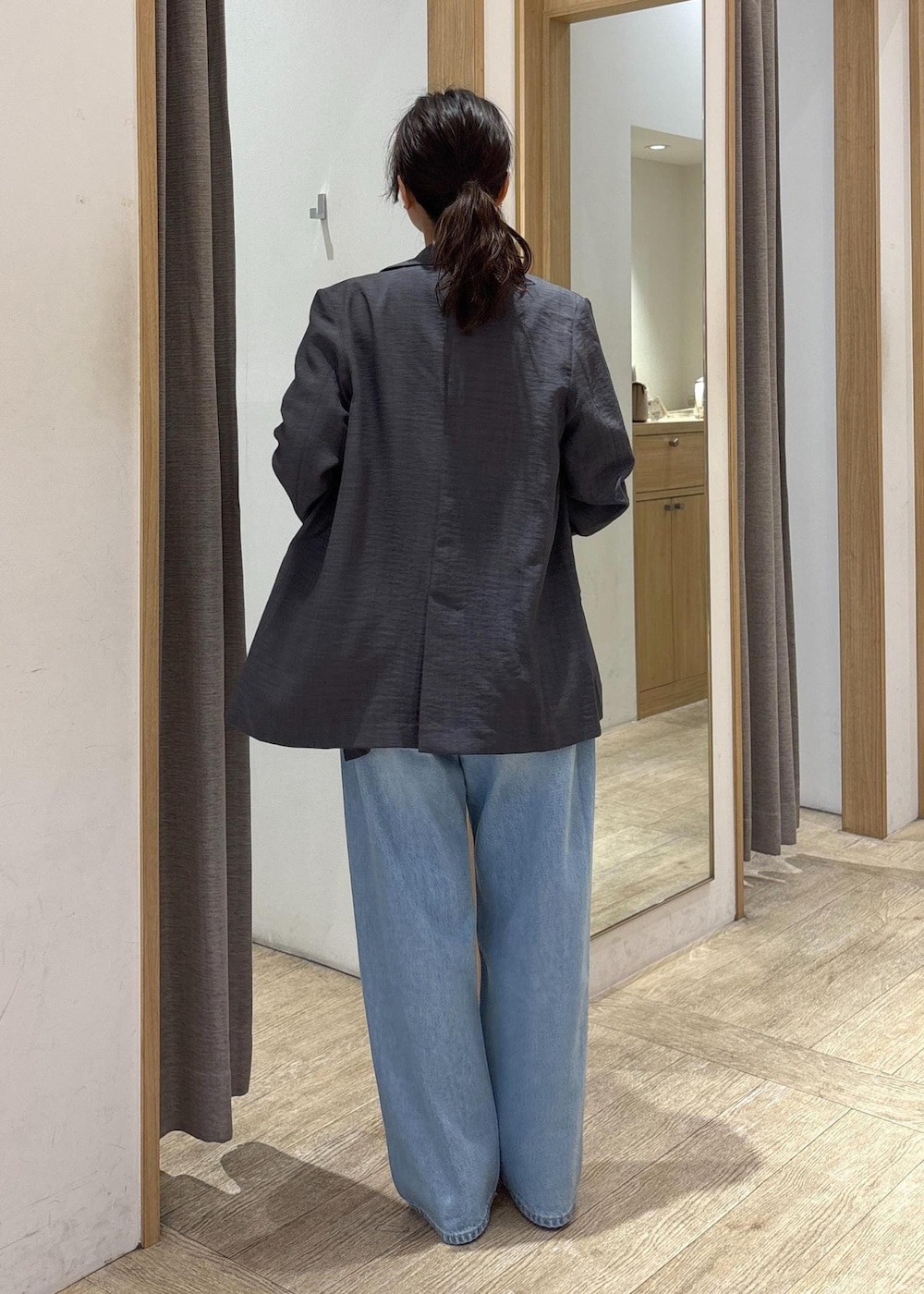 グレー系のショルダーバッグ、レッド系のサンダル、ホワイト系のTシャツ/カットソーを着用したレディースの夏コーディネートの4枚目の写真