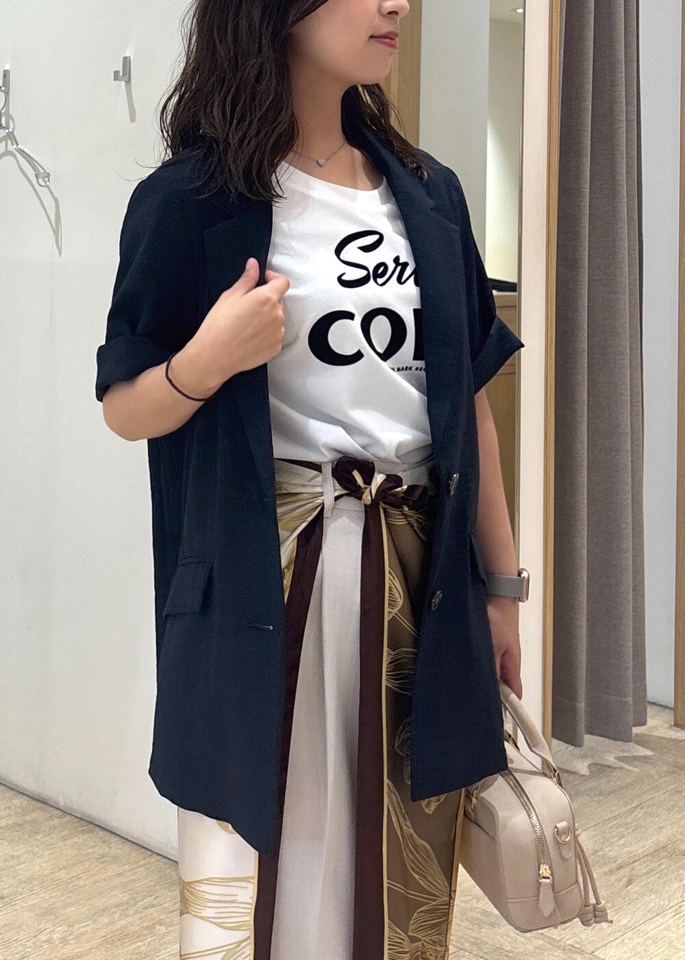 ホワイト系のTシャツ/カットソー、ホワイト系のスラックス、ブルー系のテーラードジャケットを着用したレディースの秋コーディネートの5枚目の写真