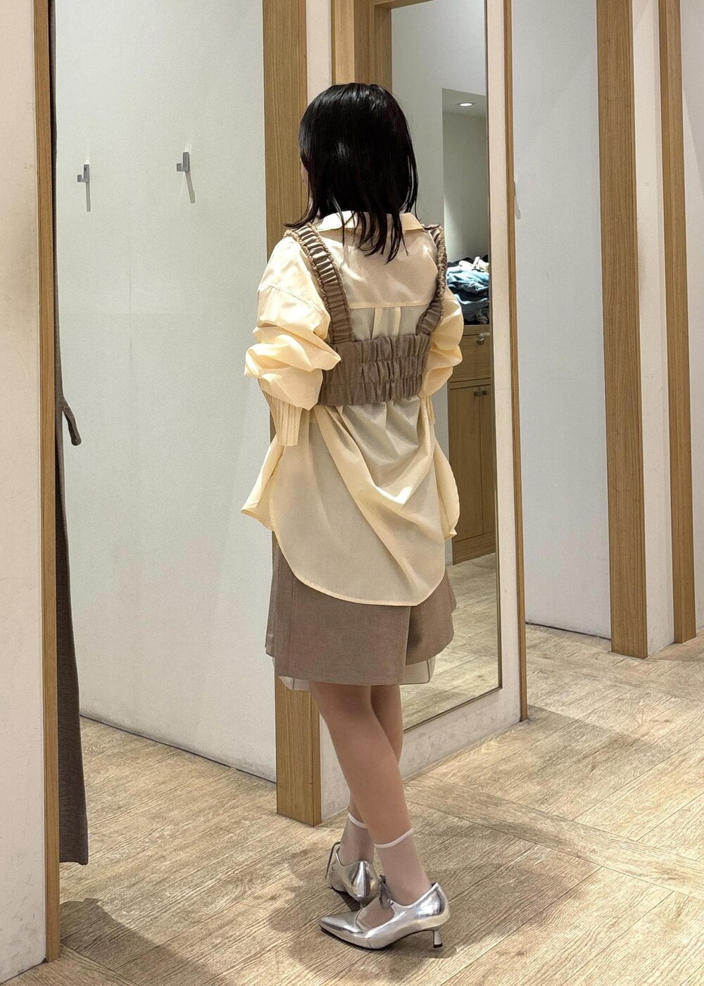 ホワイト系のショルダーバッグ、イエロー系のその他パンツ、イエロー系のベストを着用したレディースの春コーディネートの3枚目の写真