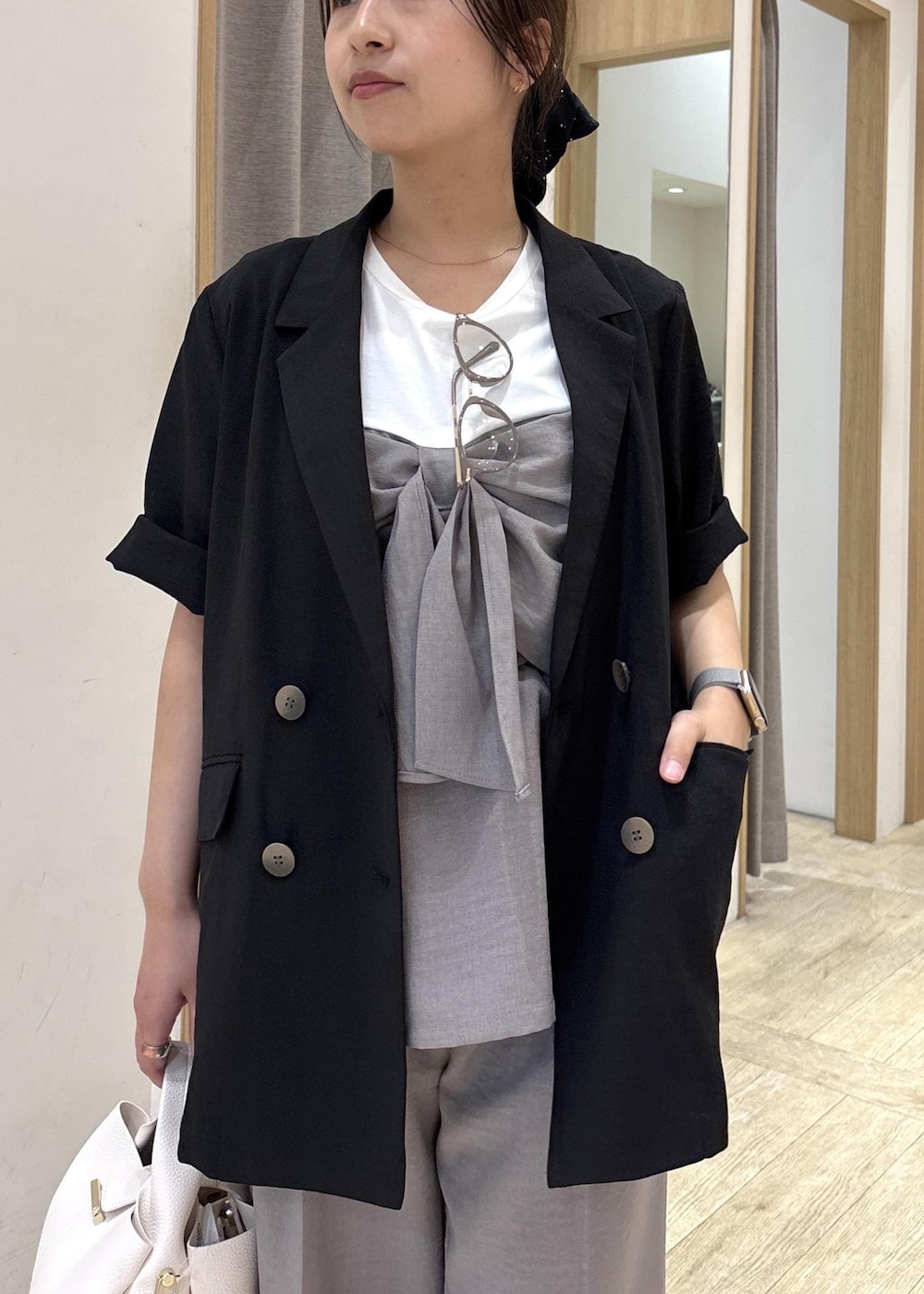 グレー系のTシャツ/カットソー、グレー系のその他パンツ、ブラック系のサンダルを着用したレディースの春コーディネートの5枚目の写真