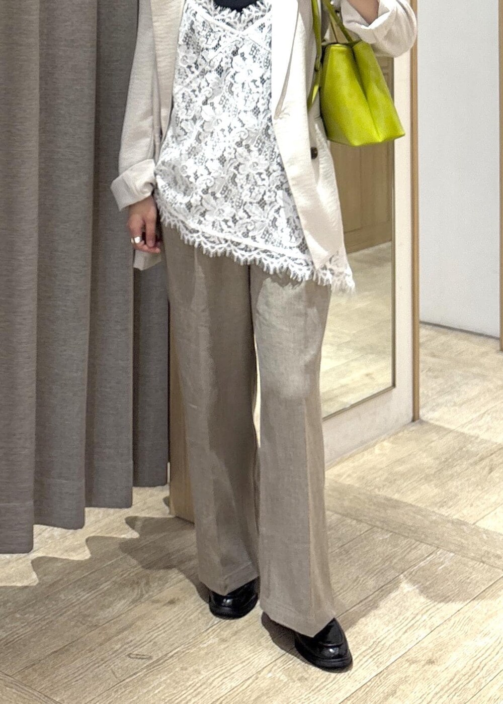 ブラック系のローファー、ベージュ系のその他パンツ、ホワイト系のテーラードジャケットを着用したレディースの春コーディネートの9枚目の写真