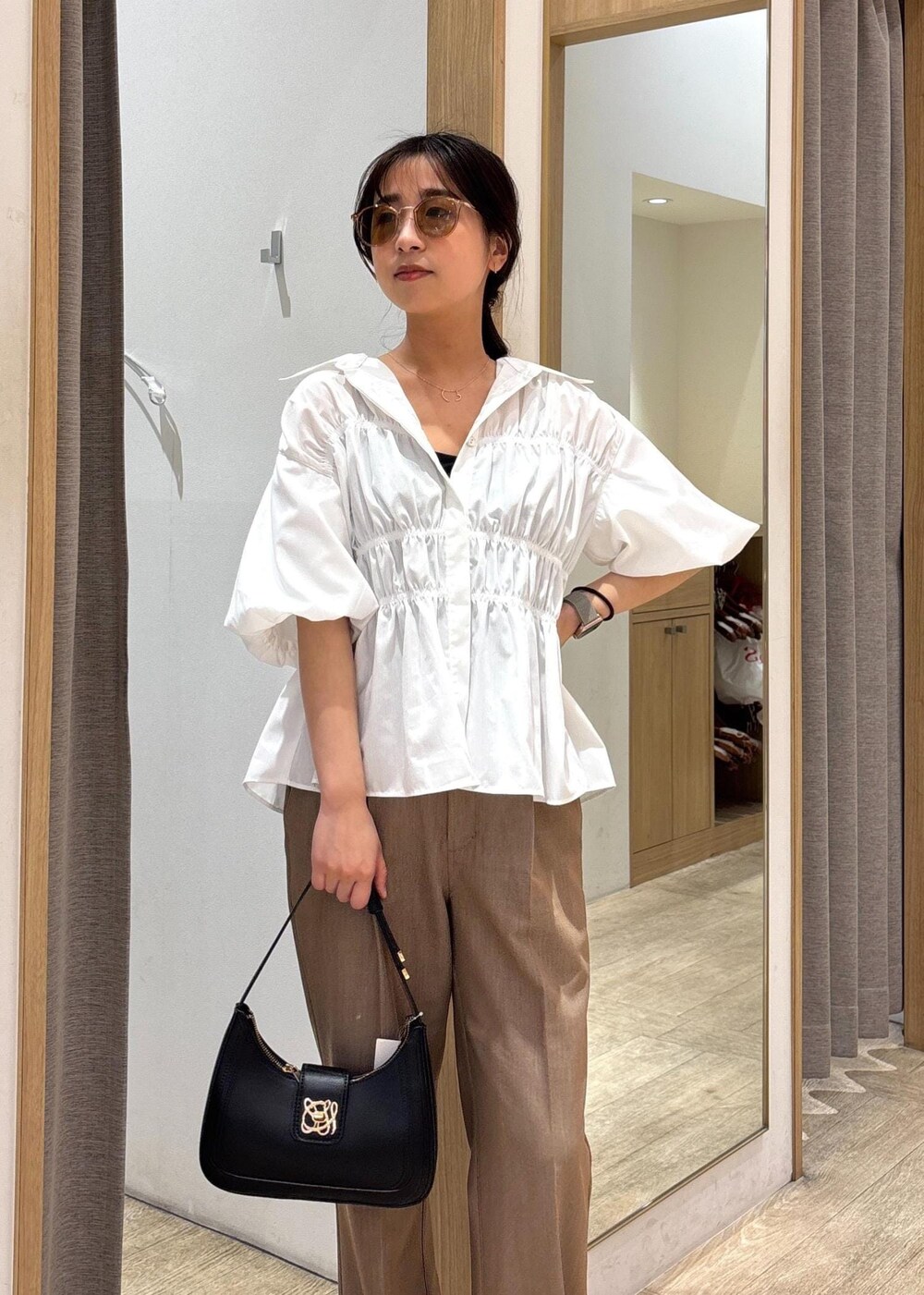 「フレアパンツ、25SS夏の新作、初夏コーデ、夏コーデ、デートコーデ、お出かけコーデ、旅行コーデ、韓国ファッション、大人カジュアル、パンツスタイル、体型カバー、カジュアルコーデ、VIS、ウェーブ、ブルべ夏」｜「VISの【追加】ハンドルリボンワンショルダーバッグ【180℃美人見え】（ハンドバッグ、ブラック系）」を使った、スズさん（レディース・152cm）の春コーディネートの6枚目の写真