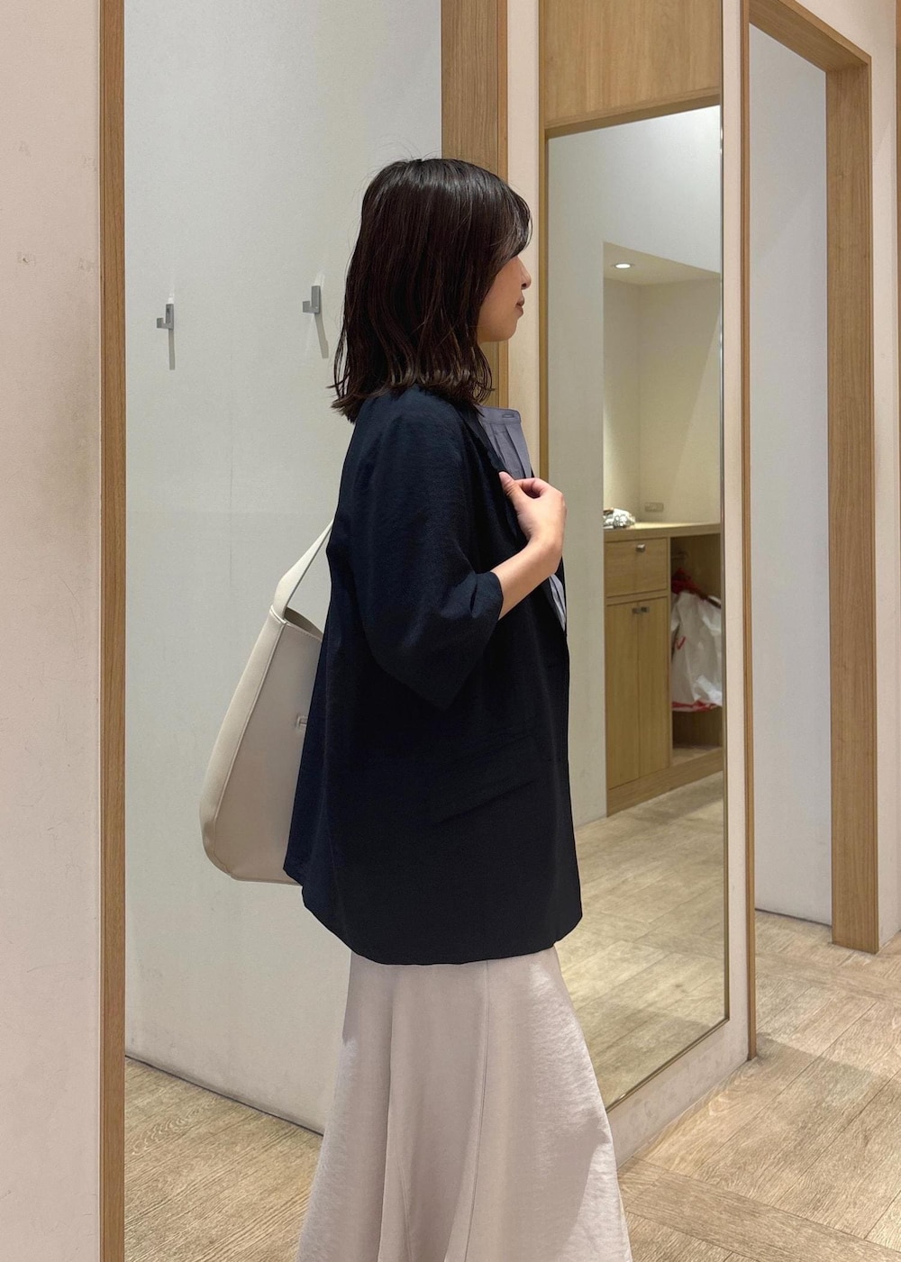 「25SS夏の新作、初夏コーデ、夏コーデ、お仕事コーデ、スカートスタイル、体型カバー、フェミニンコーデ、シンプルコーデ、VIS、ウェーブ、ブルべ夏、乾燥、低身長、トップス、シャツ/ブラウス」｜「VISの【A4収納】ホーボーバッグ（トートバッグ、ホワイト系）」を使った、スズさん（レディース・152cm）の春コーディネートの6枚目の写真