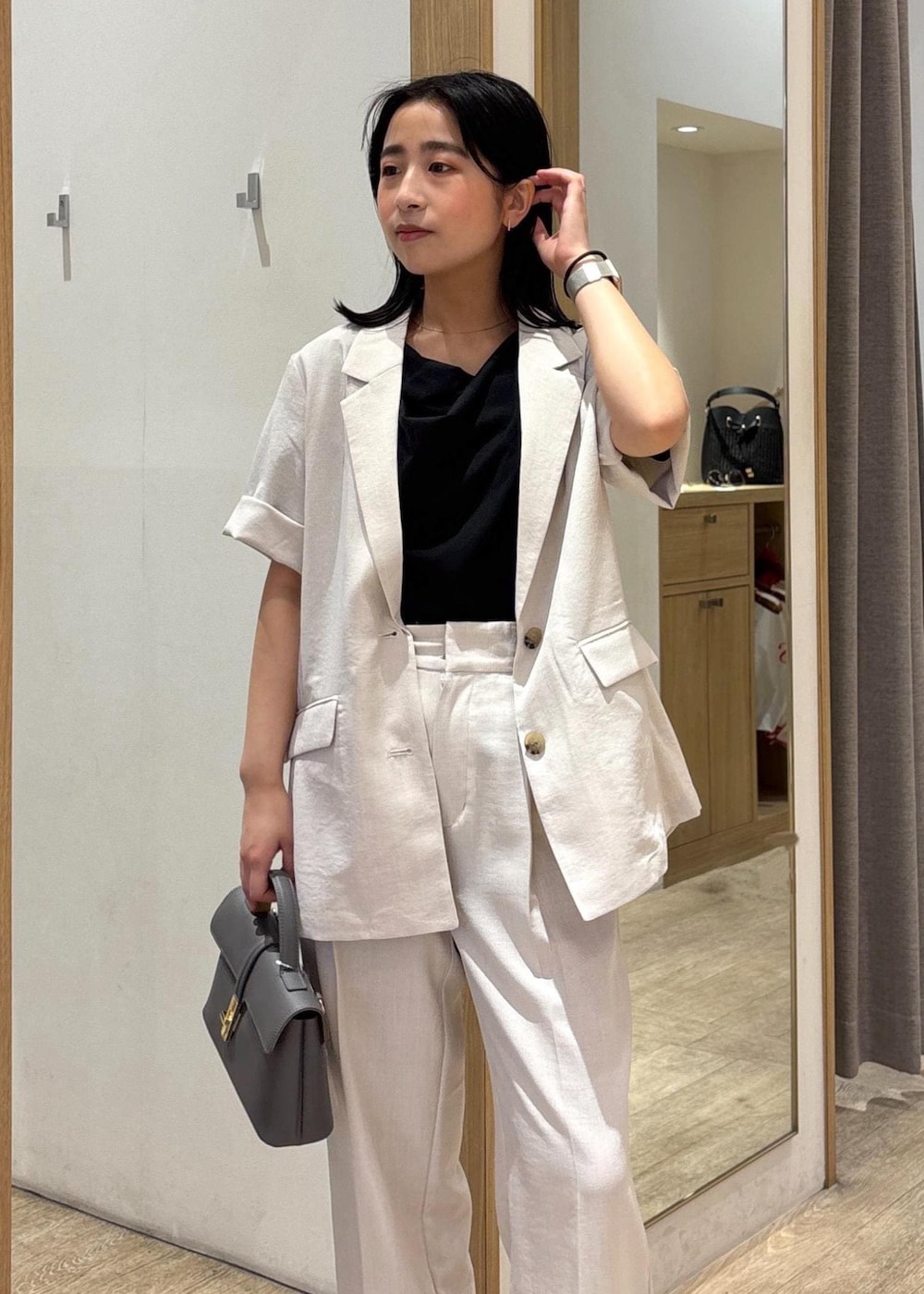 「ワイドパンツ、25SS夏の新作、初夏コーデ、夏コーデ、お仕事コーデ、授業参観日コーデ、パンツスタイル、体型カバー、モノトーンコーデ、シンプルコーデ、きれいめコーデ、VIS、ウェーブ、ブルべ夏、乾燥」｜「VISの【新色追加】ひねり金具ワンハンドルミニショルダーバッグ【2WAY（ショルダーバッグ、グレー系）」を使った、スズさん（レディース・152cm）の春コーディネートの5枚目の写真