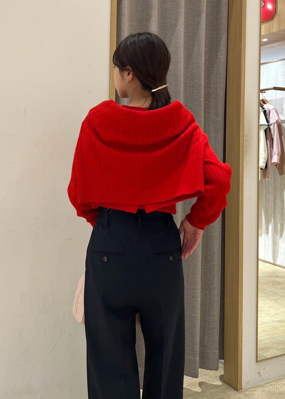 シルバー系のパンプス、レッド系のカーディガン/ボレロ、レッド系のニット/セーターを着用したレディースの冬コーディネートの7枚目の写真