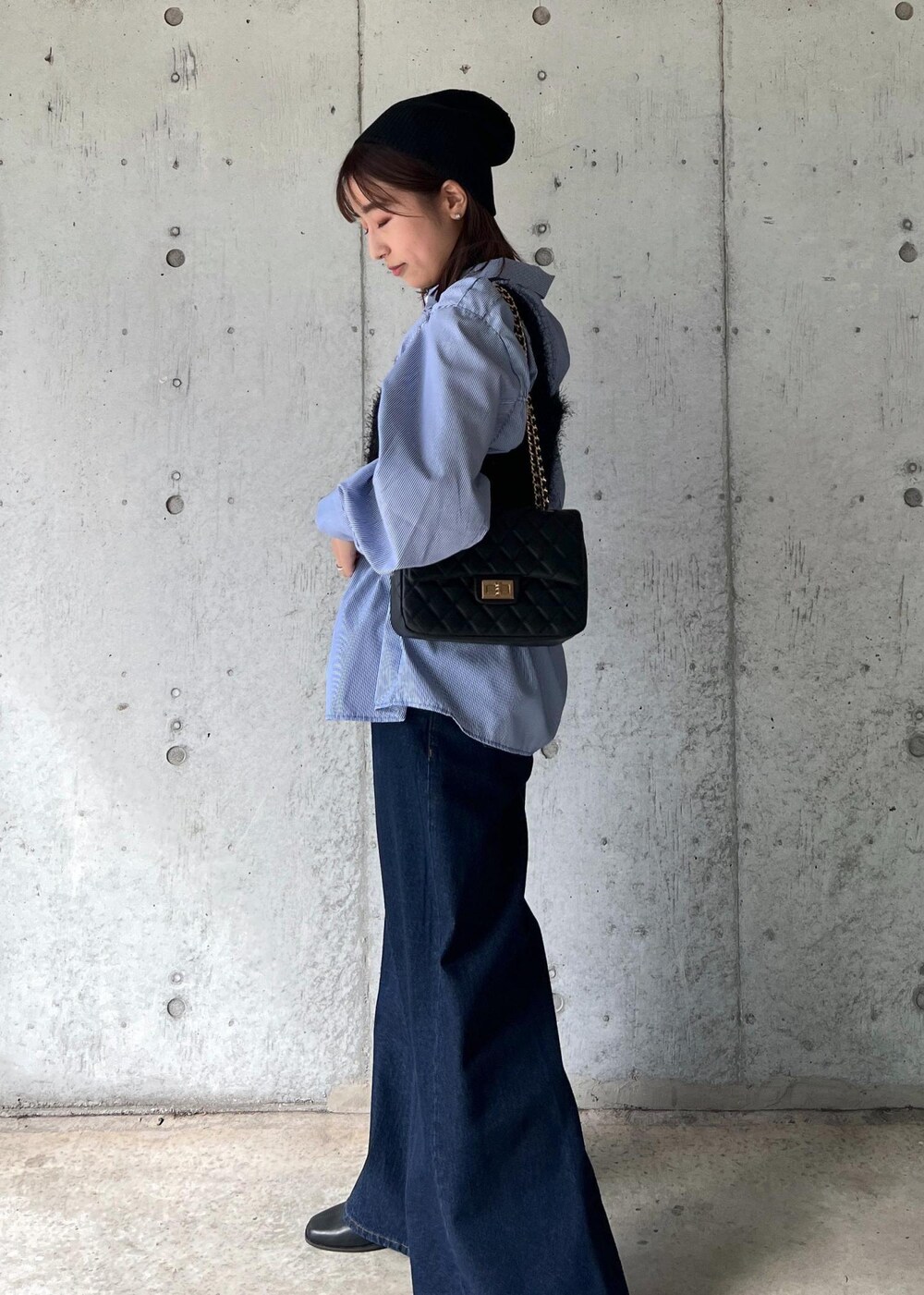 ブラック系のブーツ、ブラック系のキャミソール、ブルー系のシャツ/ブラウスを着用したレディースの秋コーディネートの3枚目の写真