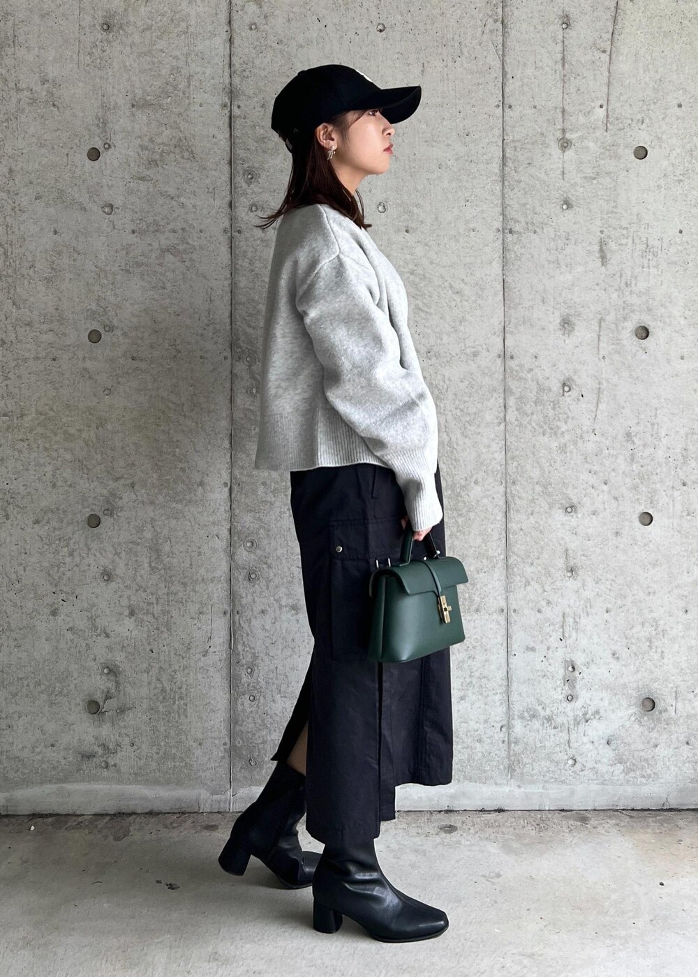 「タイトスカート、カーゴスカート、24AW秋の新作、ウエストマーク、WM羽織_pickup、Wshoes&bag_pickup、W雑貨_pickup、初秋コーデ、秋コーデ、お出かけコーデ、旅行コーデ、女子会コーデ、ストリート、大人カジュアル、スカートスタイル」｜「VISのロゴマーク刺繍キャップ（キャップ、ブラック系）」を使った、スズさん（レディース・152cm）の秋コーディネートの6枚目の写真