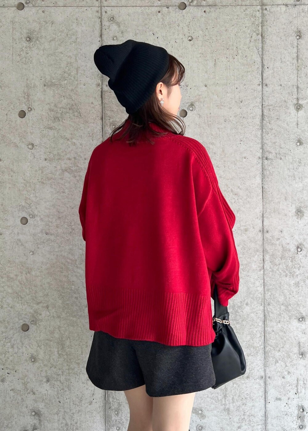 ブラック系のハンドバッグ、グレー系のその他パンツ、ブラック系のブーツを着用したレディースの秋コーディネートの9枚目の写真