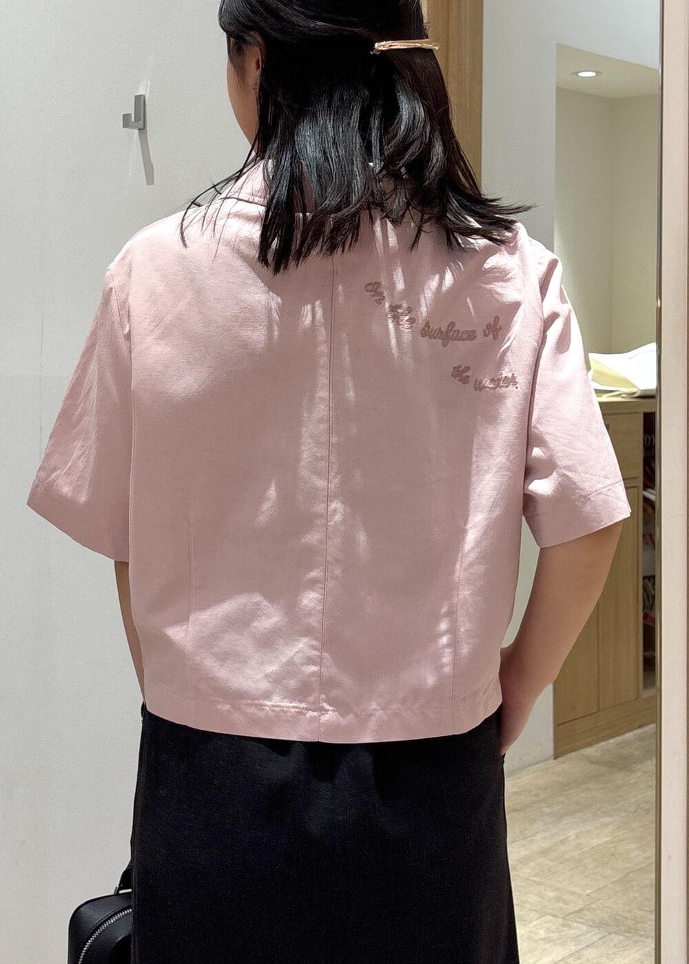 「タイトスカート、25SS夏の新作、初夏コーデ、夏コーデ、デートコーデ、お出かけコーデ、旅行コーデ、推し活コーデ、女子会コーデ、大人カジュアル、スカートスタイル、カジュアルコーデ、VIS、ウェーブ、ブルべ夏」｜「Juzeのスリングバックリボンミュール（パンプス、シルバー系）」を使った、スズさん（レディース・152cm）の夏コーディネートの6枚目の写真