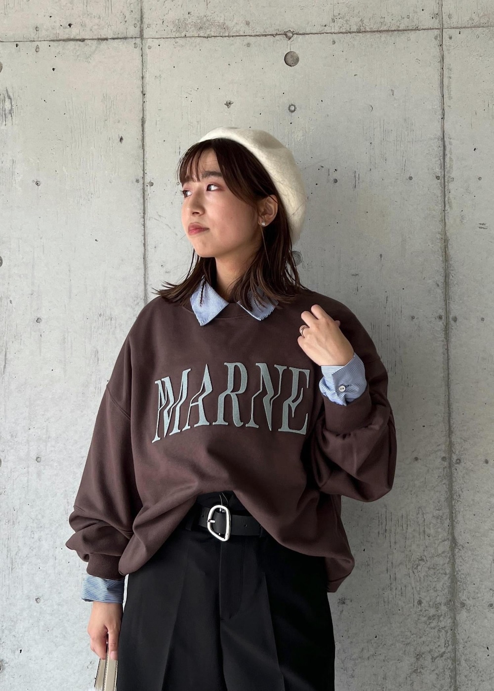 「ショートパンツ、ファー、ベレー帽、24AW秋の新作、ウエストマーク、ハーフパンツ、初秋コーデ、秋コーデ、お出かけコーデ、旅行コーデ、女子会コーデ、韓国ファッション、大人カジュアル、パンツスタイル、体型カバー」｜「Juzeのタンクソールサイドニットブーツ（ブーツ、ホワイト系）」を使った、スズさん（レディース・152cm）の秋コーディネートの4枚目の写真