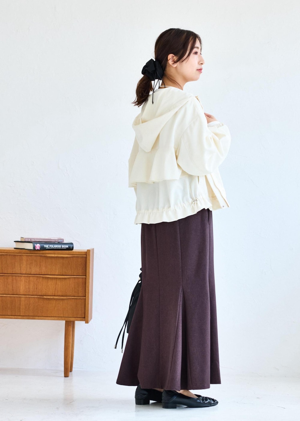 ホワイト系のショルダーバッグ、ブラウン系のスカート、ホワイト系のTシャツ/カットソーを着用したレディースの夏コーディネートの4枚目の写真