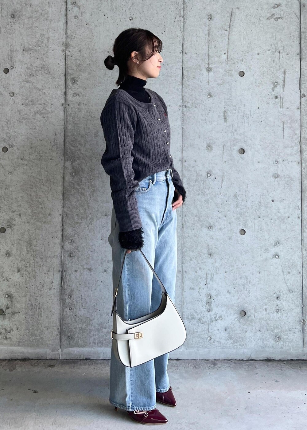 レッド系のパンプス、グレー系のカーディガン/ボレロ、ブラック系のニット/セーターを着用したレディースの冬コーディネートの5枚目の写真