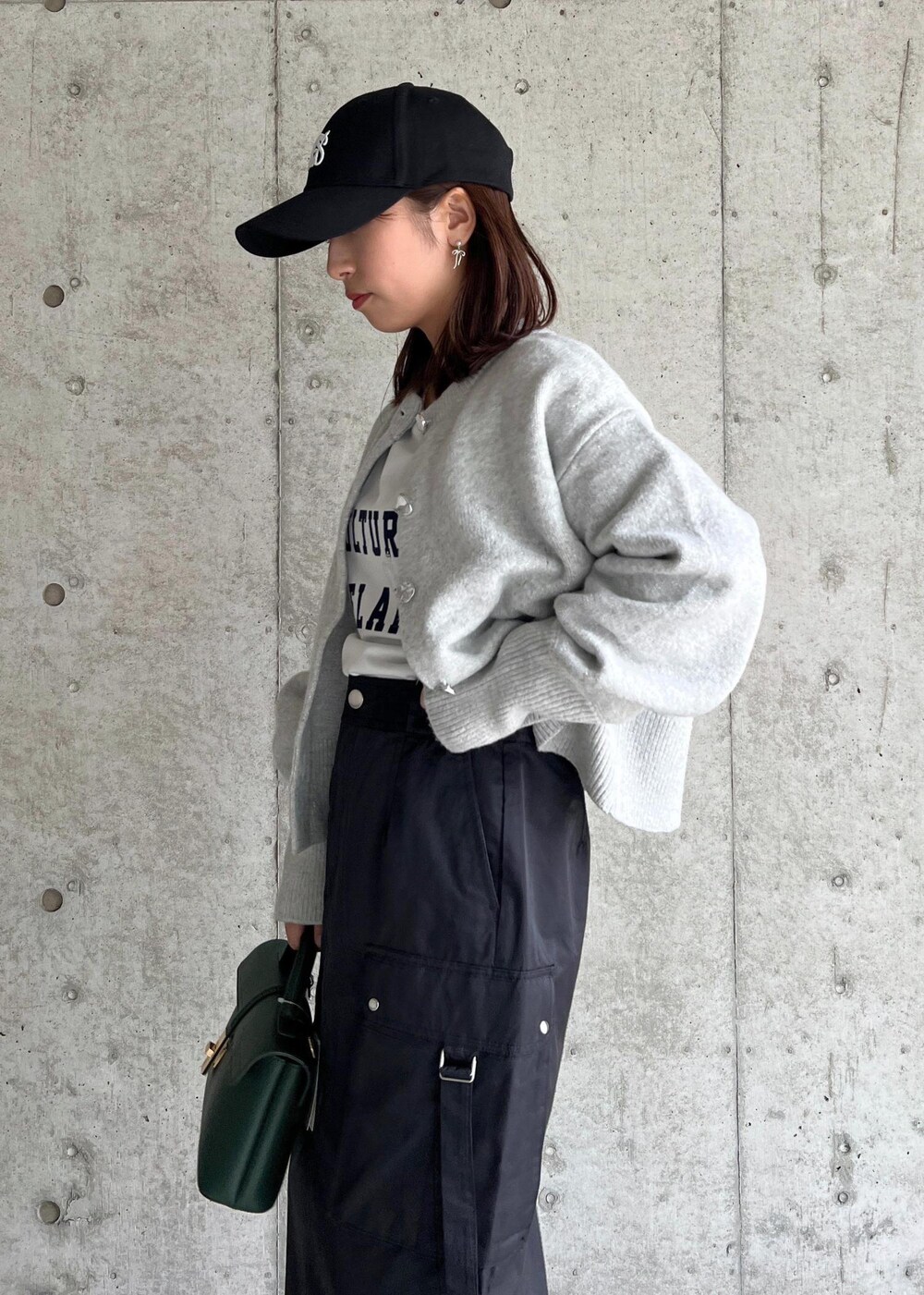 「タイトスカート、カーゴスカート、24AW秋の新作、ウエストマーク、WM羽織_pickup、Wshoes&bag_pickup、W雑貨_pickup、初秋コーデ、秋コーデ、お出かけコーデ、旅行コーデ、女子会コーデ、ストリート、大人カジュアル、スカートスタイル」｜「VISのロゴマーク刺繍キャップ（キャップ、ブラック系）」を使った、スズさん（レディース・152cm）の秋コーディネートの8枚目の写真