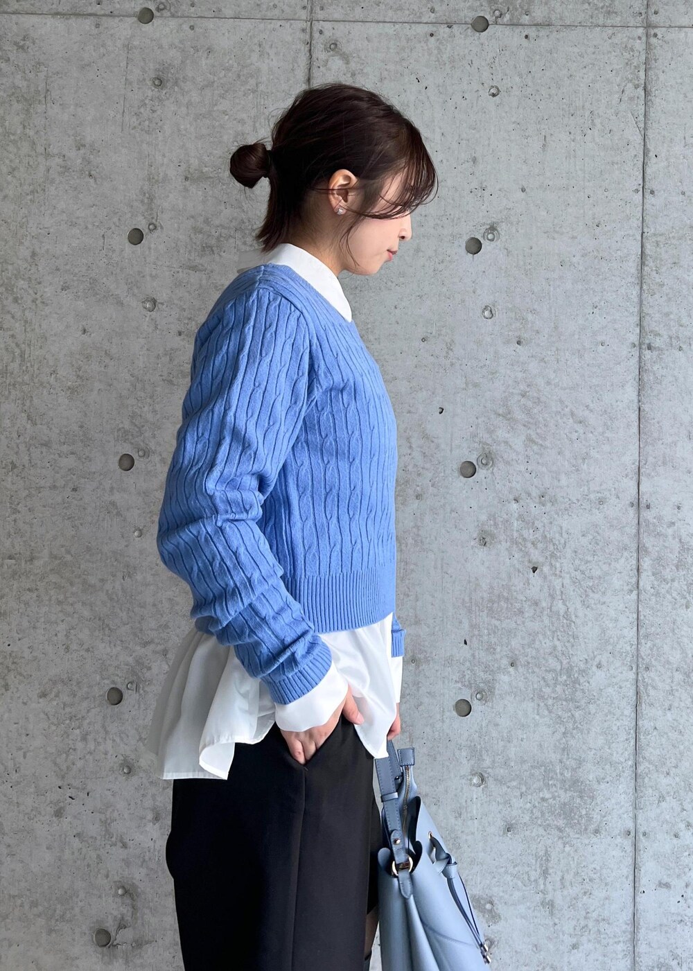 シルバー系のブーツ、ホワイト系のシャツ/ブラウス、ブルー系のニット/セーターを着用したレディースの冬コーディネートの8枚目の写真