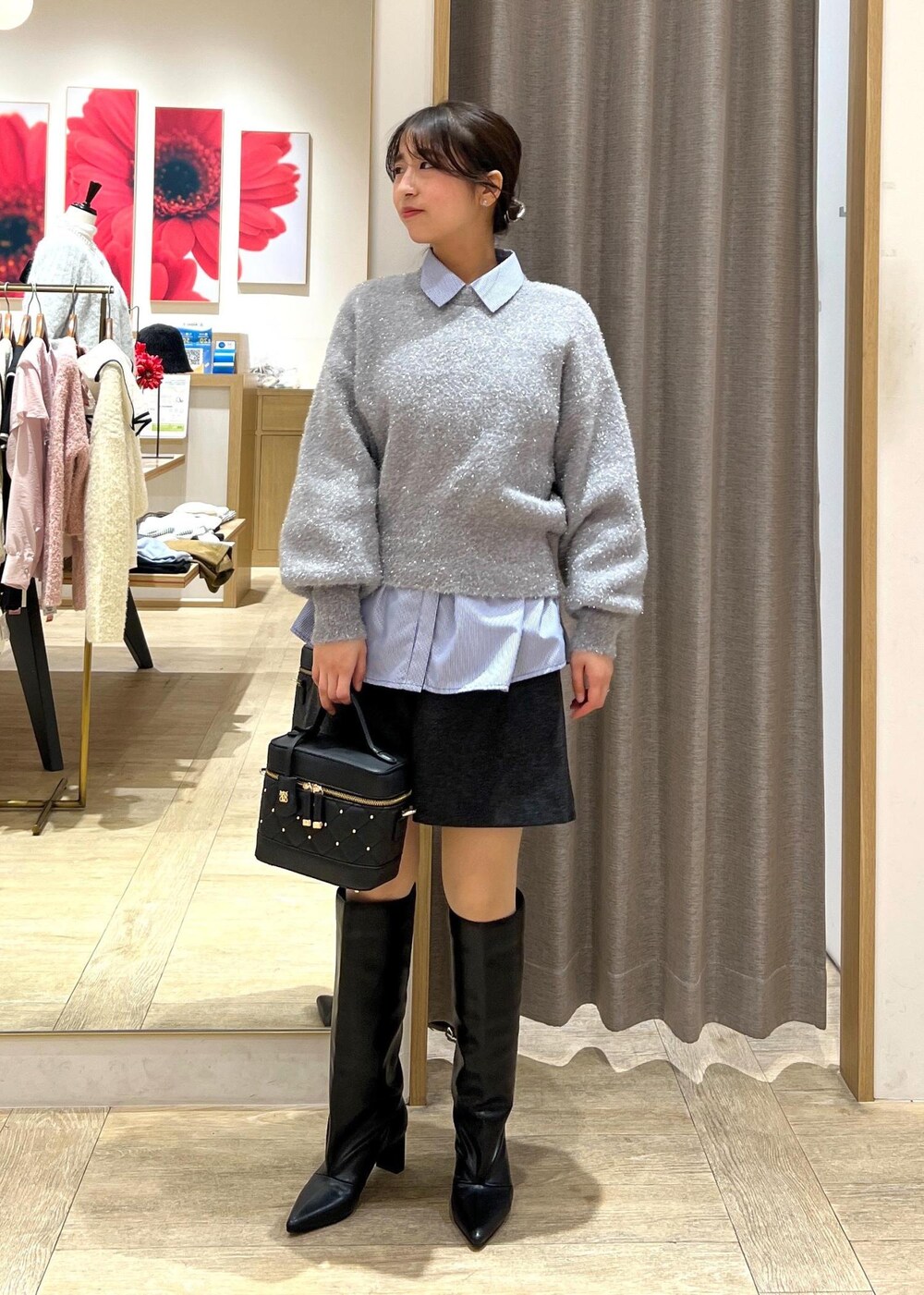 グレー系のその他パンツ、ブラック系のブーツ、ブルー系のシャツ/ブラウスを着用したレディースの冬コーディネートの2枚目の写真