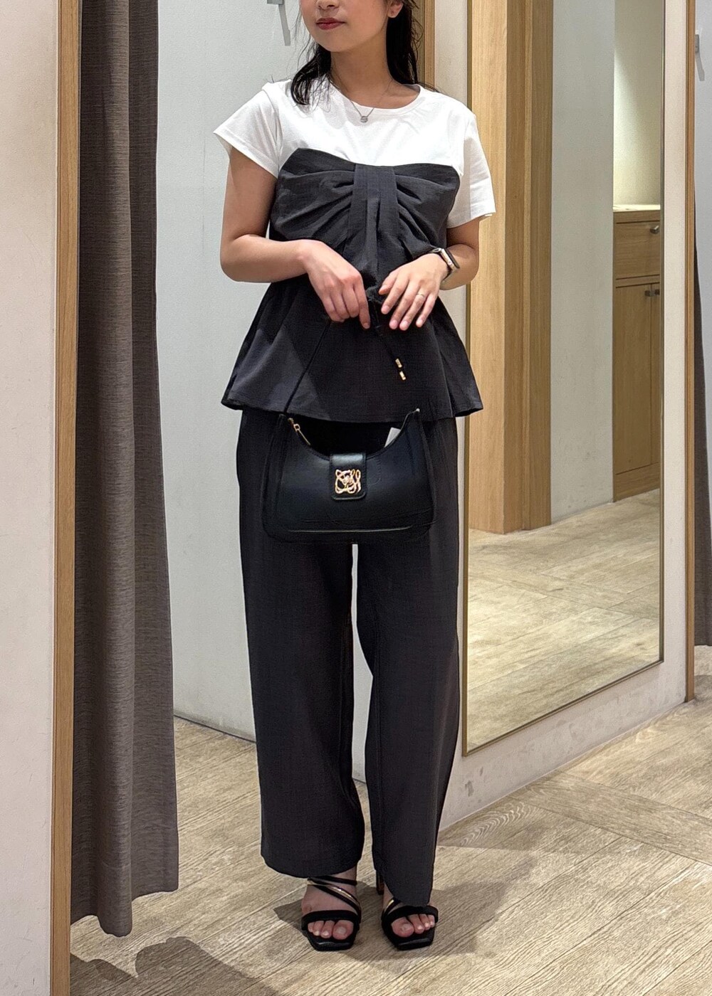 ブラック系のサンダル、グレー系のTシャツ/カットソー、グレー系のスラックスを着用したレディースの夏コーディネートの8枚目の写真