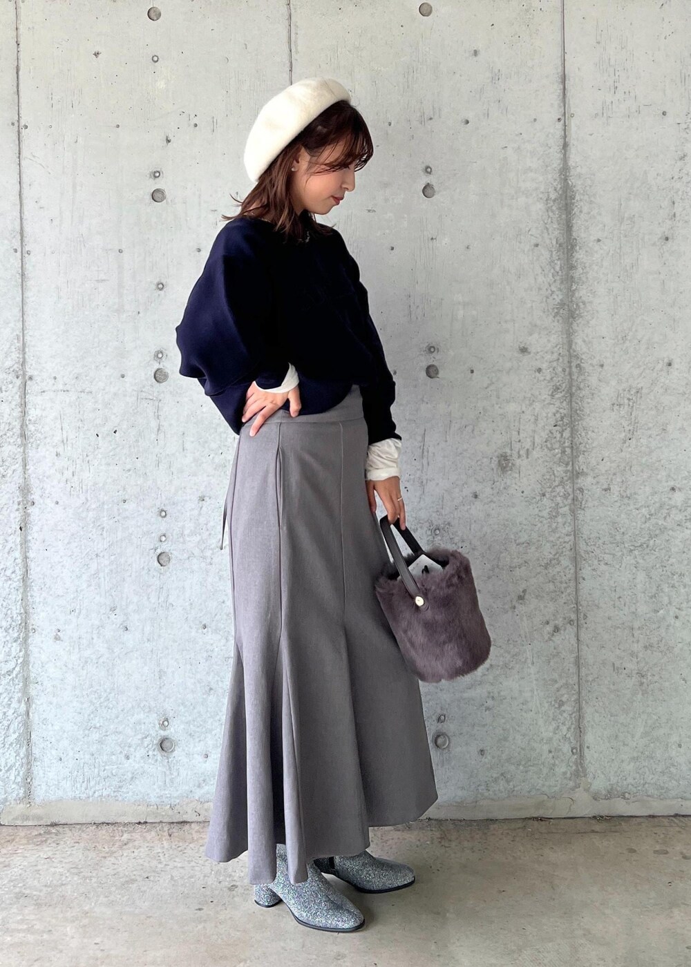 ホワイト系のTシャツ/カットソー、グレー系のショルダーバッグ、シルバー系のブーツを着用したレディースの秋コーディネートの6枚目の写真